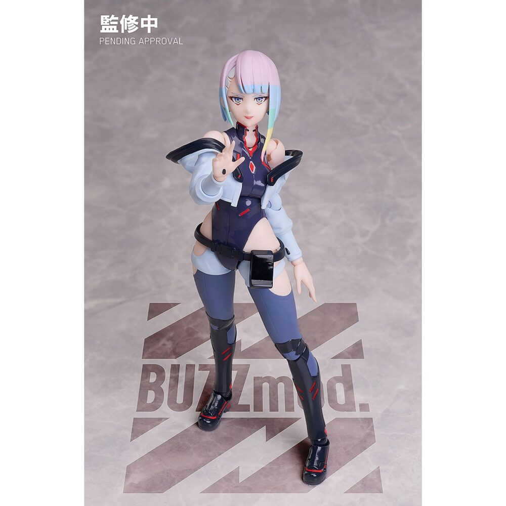 Lucy cyberpunk: edgerunners buzzmod. Aniplex incorpora a su colección buzzmod. La figura articulada de la netrunner fugitiva lucy, basada en el personaje de la serie de animación "cyberpunk: edgerunners". La figura cuenta con un cuello articulado e incluye 5x placas faciales, 1x pantalla de protocolo de infiltración, 2x partes del cuello intercambiables, 2x partes de antebrazo “monowire”, 9x manos, 2x pies y 1x pistola. Mide aproximadamente 14 cm de altura y está fabricada en pvc, abs y pom. Como todas las figuras de esta línea ha sido meticulosamente diseñada para ofrecer una articulación superior, mayor estabilidad y facilidad para recrear diferentes poses.