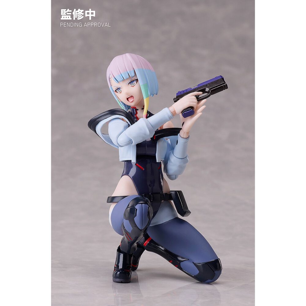 Lucy cyberpunk: edgerunners buzzmod. Aniplex incorpora a su colección buzzmod. La figura articulada de la netrunner fugitiva lucy, basada en el personaje de la serie de animación "cyberpunk: edgerunners". La figura cuenta con un cuello articulado e incluye 5x placas faciales, 1x pantalla de protocolo de infiltración, 2x partes del cuello intercambiables, 2x partes de antebrazo “monowire”, 9x manos, 2x pies y 1x pistola. Mide aproximadamente 14 cm de altura y está fabricada en pvc, abs y pom. Como todas las figuras de esta línea ha sido meticulosamente diseñada para ofrecer una articulación superior, mayor estabilidad y facilidad para recrear diferentes poses.