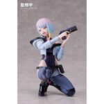 LUCY CYBERPUNK: EDGERUNNERS BUZZMOD. Aniplex incorpora a su colección BUZZmod. la figura articulada de la netrunner fugitiva Lucy, basada en el personaje de la serie de animación "Cyberpunk: Edgerunners". La figura cuenta con un cuello articulado e incluye 5x placas faciales, 1x pantalla de protocolo de infiltración, 2x partes del cuello intercambiables, 2x partes de antebrazo “Monowire”, 9x manos, 2x pies y 1x pistola. Mide aproximadamente 14 cm de altura y está fabricada en PVC, ABS y POM. Como todas las figuras de esta línea ha sido meticulosamente diseñada para ofrecer una articulación superior, mayor estabilidad y facilidad para recrear diferentes poses.