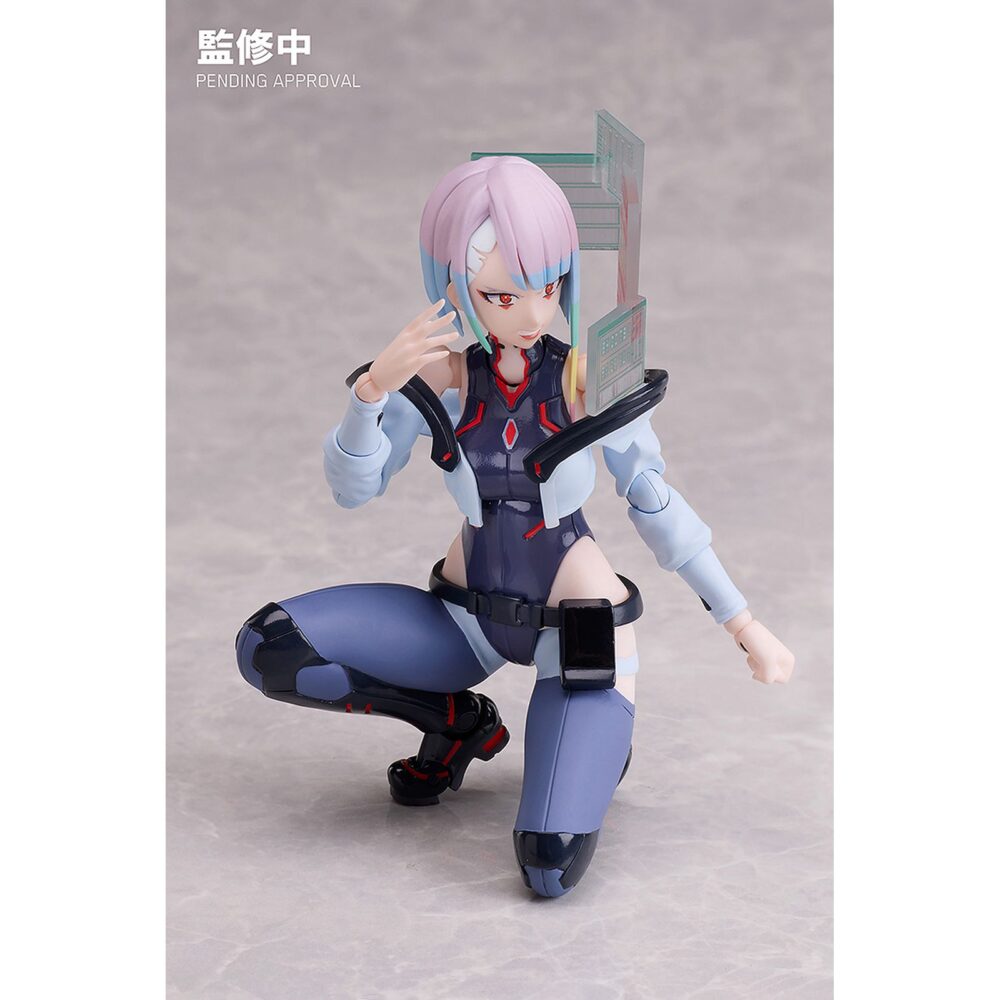 Lucy cyberpunk: edgerunners buzzmod. Aniplex incorpora a su colección buzzmod. La figura articulada de la netrunner fugitiva lucy, basada en el personaje de la serie de animación "cyberpunk: edgerunners". La figura cuenta con un cuello articulado e incluye 5x placas faciales, 1x pantalla de protocolo de infiltración, 2x partes del cuello intercambiables, 2x partes de antebrazo “monowire”, 9x manos, 2x pies y 1x pistola. Mide aproximadamente 14 cm de altura y está fabricada en pvc, abs y pom. Como todas las figuras de esta línea ha sido meticulosamente diseñada para ofrecer una articulación superior, mayor estabilidad y facilidad para recrear diferentes poses.