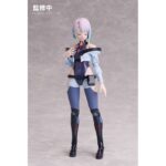 LUCY CYBERPUNK: EDGERUNNERS BUZZMOD. Aniplex incorpora a su colección BUZZmod. la figura articulada de la netrunner fugitiva Lucy, basada en el personaje de la serie de animación "Cyberpunk: Edgerunners". La figura cuenta con un cuello articulado e incluye 5x placas faciales, 1x pantalla de protocolo de infiltración, 2x partes del cuello intercambiables, 2x partes de antebrazo “Monowire”, 9x manos, 2x pies y 1x pistola. Mide aproximadamente 14 cm de altura y está fabricada en PVC, ABS y POM. Como todas las figuras de esta línea ha sido meticulosamente diseñada para ofrecer una articulación superior, mayor estabilidad y facilidad para recrear diferentes poses.