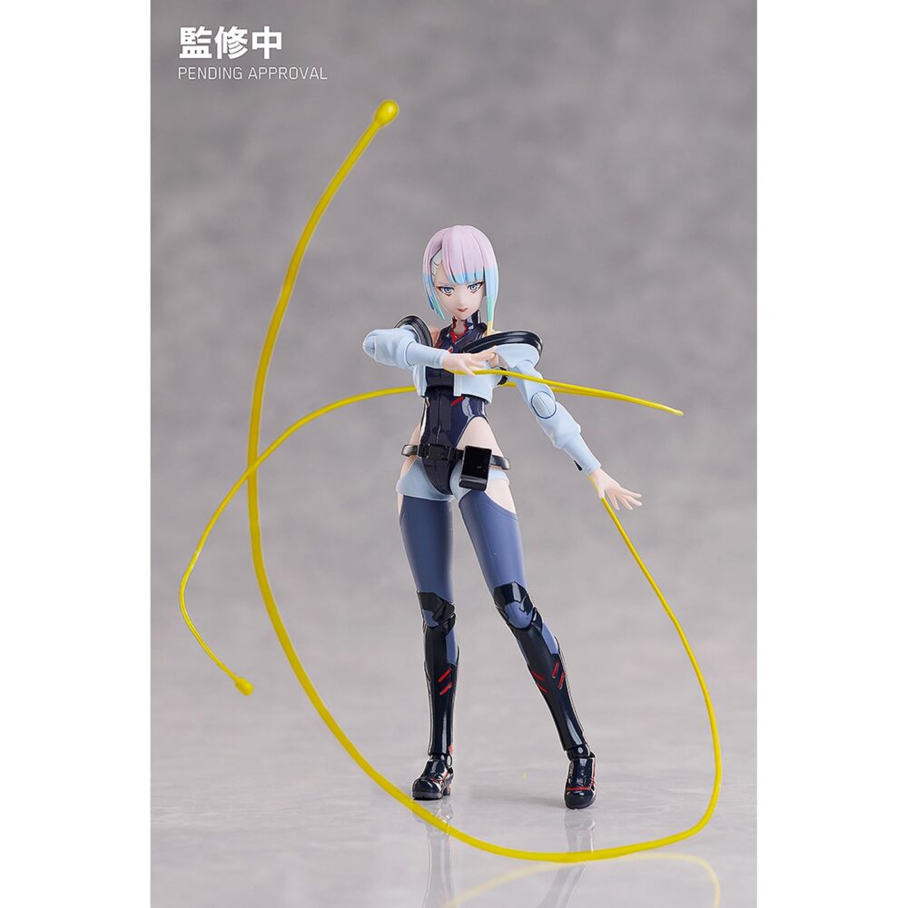Lucy cyberpunk: edgerunners buzzmod. Aniplex incorpora a su colección buzzmod. La figura articulada de la netrunner fugitiva lucy, basada en el personaje de la serie de animación "cyberpunk: edgerunners". La figura cuenta con un cuello articulado e incluye 5x placas faciales, 1x pantalla de protocolo de infiltración, 2x partes del cuello intercambiables, 2x partes de antebrazo “monowire”, 9x manos, 2x pies y 1x pistola. Mide aproximadamente 14 cm de altura y está fabricada en pvc, abs y pom. Como todas las figuras de esta línea ha sido meticulosamente diseñada para ofrecer una articulación superior, mayor estabilidad y facilidad para recrear diferentes poses.