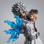 DADI MY HERO ACADEMIA SH FIGURTS. Tamashii Nations vuelve a presentar, dentro de la colección S.H. Figuarts, la figura Collectors Shop de Toya "Dabi" Todoroki, uno de los antagonistas del anime “My Hero Academia”. Está hecha en PVC, mide unos 16 cm e incluye 3x pares de manos intercambiables, 1x par de manos con efecto de llamas azules, 2x expresiones faciales y 2x efectos completos de llamas azules para reproducir el súpermovimiento "Puño Incandescente". UNIDADES LIMITADAS.