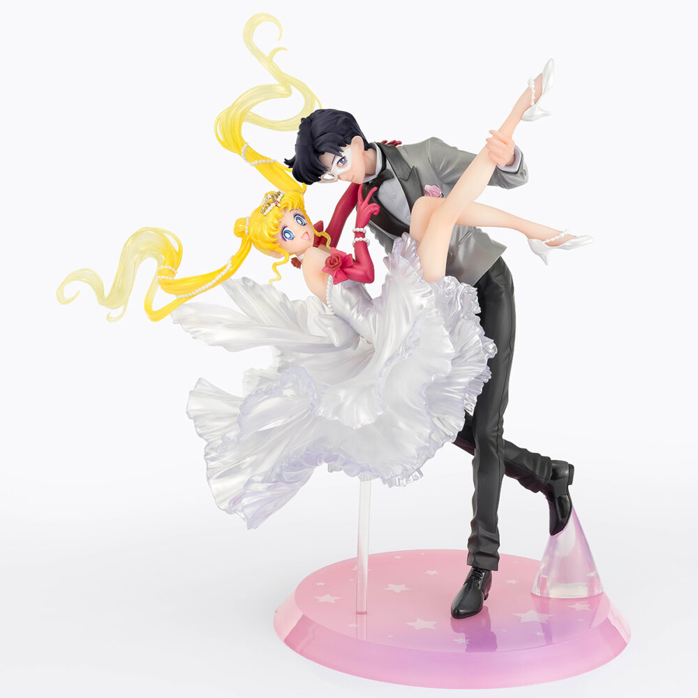 Usagi & tuxedo mask moonlight glow version sailor moon figuarts zero chouette collectors shop. Tamashii nations presenta, dentro de la colección figuarts zero chouette, la figura collectors shop de usagi & tuxedo mask en su versión moonlight glow. Mide 23,5 cm y muestra a usagi bailando con el señor del antifaz (el alter ego de armando chiba), ambos personajes del anime "sailor moon". Cuenta con acabados premium e incluye una base circular con estrellas para su exposición. Se trata de una versión modernizada de la figura original de 2018. Unidades limitadas.