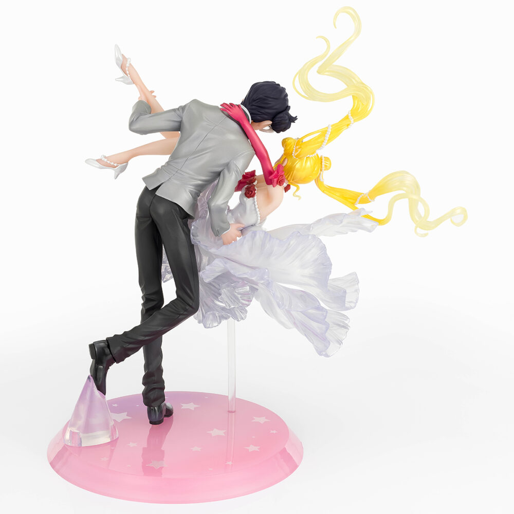 Usagi & tuxedo mask moonlight glow version sailor moon figuarts zero chouette collectors shop. Tamashii nations presenta, dentro de la colección figuarts zero chouette, la figura collectors shop de usagi & tuxedo mask en su versión moonlight glow. Mide 23,5 cm y muestra a usagi bailando con el señor del antifaz (el alter ego de armando chiba), ambos personajes del anime "sailor moon". Cuenta con acabados premium e incluye una base circular con estrellas para su exposición. Se trata de una versión modernizada de la figura original de 2018. Unidades limitadas.