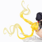 USAGI & TUXEDO MASK MOONLIGHT GLOW VERSION SAILOR MOON FIGUARTS ZERO CHOUETTE COLLECTORS SHOP . Tamashii Nations presenta, dentro de la colección Figuarts Zero Chouette, la figura Collectors Shop de Usagi & Tuxedo Mask en su versión Moonlight Glow. Mide 23,5 cm y muestra a Usagi bailando con el Señor del Antifaz (el alter ego de Armando Chiba), ambos personajes del anime "Sailor Moon". Cuenta con acabados premium e incluye una base circular con estrellas para su exposición. Se trata de una versión modernizada de la figura original de 2018. UNIDADES LIMITADAS.