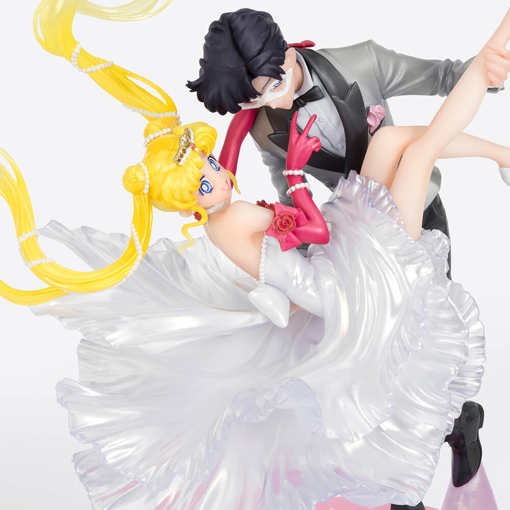 Usagi & tuxedo mask moonlight glow version sailor moon figuarts zero chouette collectors shop. Tamashii nations presenta, dentro de la colección figuarts zero chouette, la figura collectors shop de usagi & tuxedo mask en su versión moonlight glow. Mide 23,5 cm y muestra a usagi bailando con el señor del antifaz (el alter ego de armando chiba), ambos personajes del anime "sailor moon". Cuenta con acabados premium e incluye una base circular con estrellas para su exposición. Se trata de una versión modernizada de la figura original de 2018. Unidades limitadas.