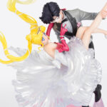 USAGI & TUXEDO MASK MOONLIGHT GLOW VERSION SAILOR MOON FIGUARTS ZERO CHOUETTE COLLECTORS SHOP . Tamashii Nations presenta, dentro de la colección Figuarts Zero Chouette, la figura Collectors Shop de Usagi & Tuxedo Mask en su versión Moonlight Glow. Mide 23,5 cm y muestra a Usagi bailando con el Señor del Antifaz (el alter ego de Armando Chiba), ambos personajes del anime "Sailor Moon". Cuenta con acabados premium e incluye una base circular con estrellas para su exposición. Se trata de una versión modernizada de la figura original de 2018. UNIDADES LIMITADAS.