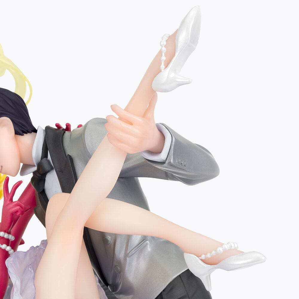 Usagi & tuxedo mask moonlight glow version sailor moon figuarts zero chouette collectors shop. Tamashii nations presenta, dentro de la colección figuarts zero chouette, la figura collectors shop de usagi & tuxedo mask en su versión moonlight glow. Mide 23,5 cm y muestra a usagi bailando con el señor del antifaz (el alter ego de armando chiba), ambos personajes del anime "sailor moon". Cuenta con acabados premium e incluye una base circular con estrellas para su exposición. Se trata de una versión modernizada de la figura original de 2018. Unidades limitadas.