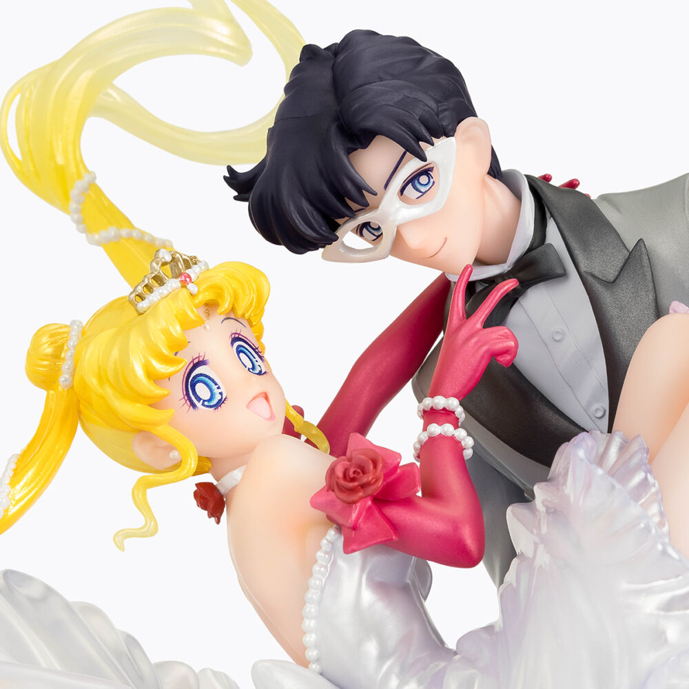 Usagi & tuxedo mask moonlight glow version sailor moon figuarts zero chouette collectors shop. Tamashii nations presenta, dentro de la colección figuarts zero chouette, la figura collectors shop de usagi & tuxedo mask en su versión moonlight glow. Mide 23,5 cm y muestra a usagi bailando con el señor del antifaz (el alter ego de armando chiba), ambos personajes del anime "sailor moon". Cuenta con acabados premium e incluye una base circular con estrellas para su exposición. Se trata de una versión modernizada de la figura original de 2018. Unidades limitadas.
