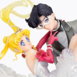 USAGI & TUXEDO MASK MOONLIGHT GLOW VERSION SAILOR MOON FIGUARTS ZERO CHOUETTE COLLECTORS SHOP . Tamashii Nations presenta, dentro de la colección Figuarts Zero Chouette, la figura Collectors Shop de Usagi & Tuxedo Mask en su versión Moonlight Glow. Mide 23,5 cm y muestra a Usagi bailando con el Señor del Antifaz (el alter ego de Armando Chiba), ambos personajes del anime "Sailor Moon". Cuenta con acabados premium e incluye una base circular con estrellas para su exposición. Se trata de una versión modernizada de la figura original de 2018. UNIDADES LIMITADAS.
