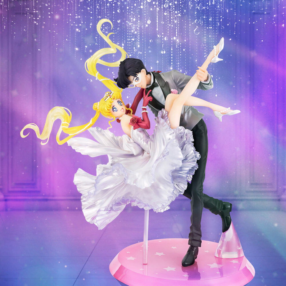 Usagi & tuxedo mask moonlight glow version sailor moon figuarts zero chouette collectors shop. Tamashii nations presenta, dentro de la colección figuarts zero chouette, la figura collectors shop de usagi & tuxedo mask en su versión moonlight glow. Mide 23,5 cm y muestra a usagi bailando con el señor del antifaz (el alter ego de armando chiba), ambos personajes del anime "sailor moon". Cuenta con acabados premium e incluye una base circular con estrellas para su exposición. Se trata de una versión modernizada de la figura original de 2018. Unidades limitadas.