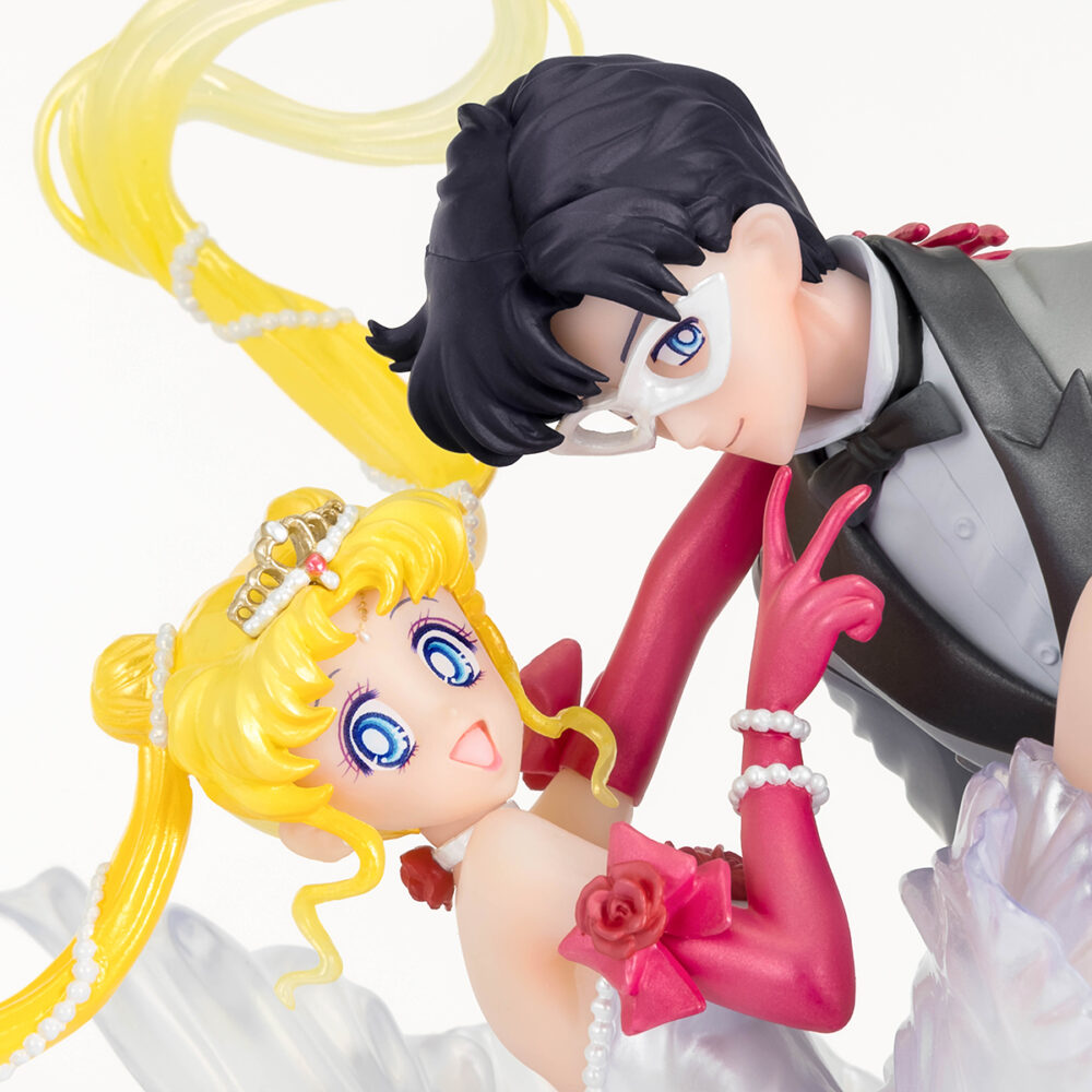 Usagi & tuxedo mask moonlight glow version sailor moon figuarts zero chouette collectors shop. Tamashii nations presenta, dentro de la colección figuarts zero chouette, la figura collectors shop de usagi & tuxedo mask en su versión moonlight glow. Mide 23,5 cm y muestra a usagi bailando con el señor del antifaz (el alter ego de armando chiba), ambos personajes del anime "sailor moon". Cuenta con acabados premium e incluye una base circular con estrellas para su exposición. Se trata de una versión modernizada de la figura original de 2018. Unidades limitadas.