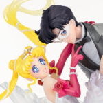 USAGI & TUXEDO MASK MOONLIGHT GLOW VERSION SAILOR MOON FIGUARTS ZERO CHOUETTE COLLECTORS SHOP . Tamashii Nations presenta, dentro de la colección Figuarts Zero Chouette, la figura Collectors Shop de Usagi & Tuxedo Mask en su versión Moonlight Glow. Mide 23,5 cm y muestra a Usagi bailando con el Señor del Antifaz (el alter ego de Armando Chiba), ambos personajes del anime "Sailor Moon". Cuenta con acabados premium e incluye una base circular con estrellas para su exposición. Se trata de una versión modernizada de la figura original de 2018. UNIDADES LIMITADAS.