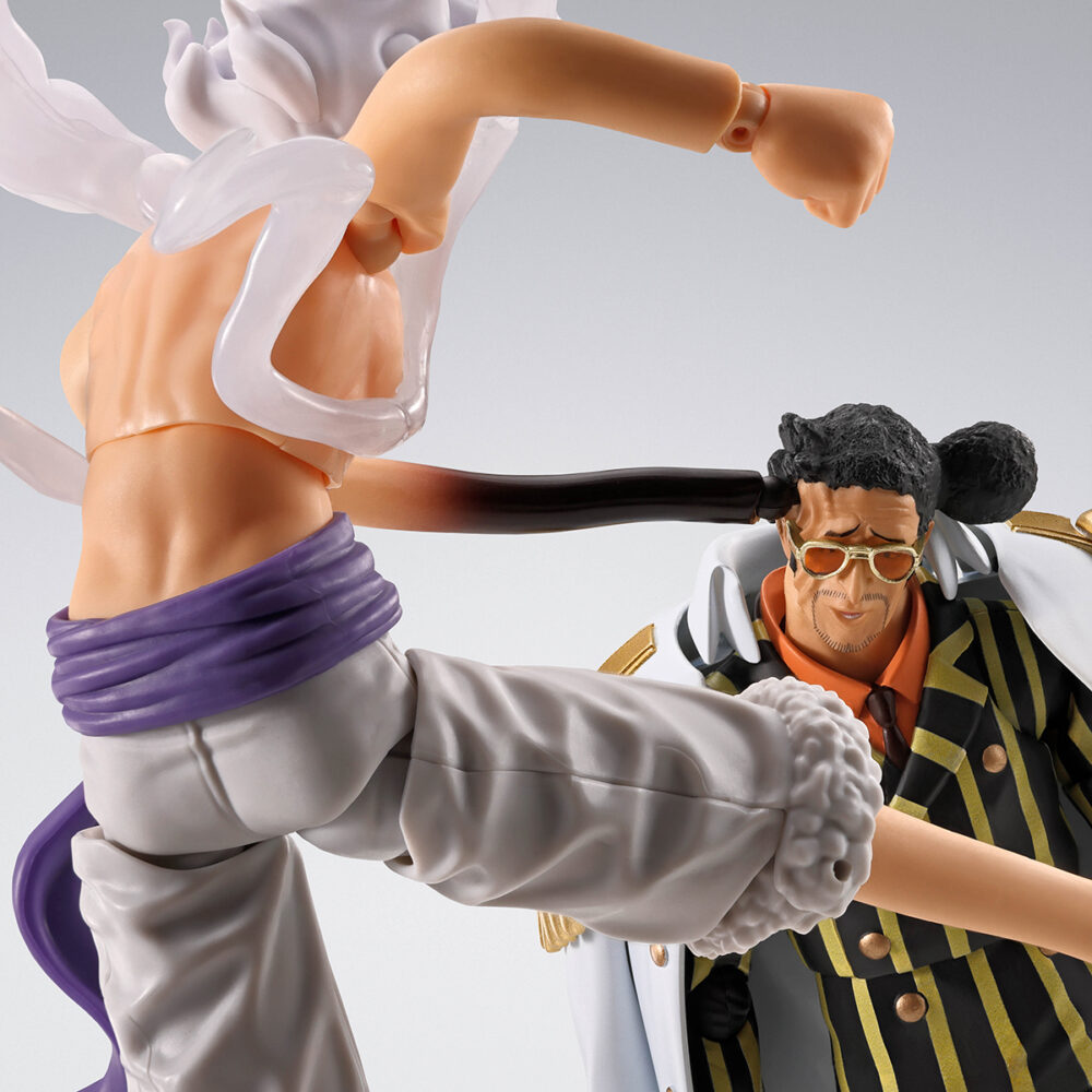 Borsalino future island egghead one piece sh figurts. Se une a la colección s. H. Figuarts de tamashii nations esta figura collectors shop de borsalino (también conocido como kizaru), uno de los tres almirantes del cuartel general de la marina. Mide unos 19 cm y está basada en su aparición en el arco de egghead del anime “one piece”. Incluye 3 x manos izquierdas, 4x manos derechas, 2x expresiones faciales, 1x cabeza adicional, 1x pie derecho, 1x espada ama no murakumo, 1x expositor original y efectos especiales para reproducir las habilidades otorgadas por la fruta del diablo pika pika. Como bonus cuenta con 2 accesorios para las dos figuras de luffy del arco egghead (se venden por separado). Unidades limitadas.