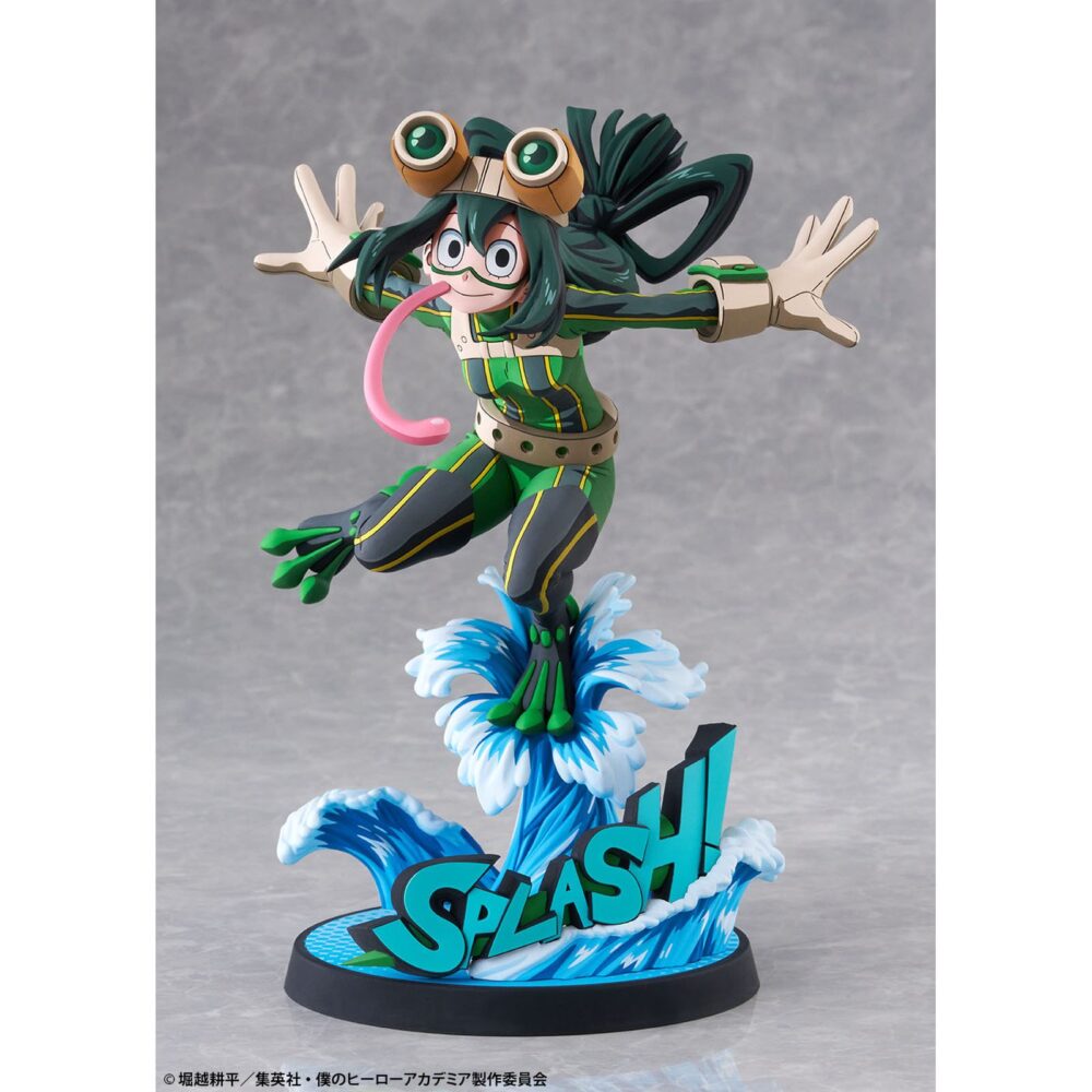 Tsuyu asui hero suit 2d my hero academia 1/8. Bellfine presenta esta estatua a escala 1/8 de tsuyu asui con su traje de superheroína, basada en su apariencia en el anime "my hero academia". Esta versión cuenta con un estilo gráfico peculiar que pretende reproducir la bidimensionalidad de su aspecto en pantalla. La figura mide aproximadamente 20 cm y está fabricada en abs y pvc. Su base circular, esta decorada con olas y la palabra splash! Sobre ellas.