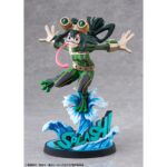 TSUYU ASUI HERO SUIT 2D MY HERO ACADEMIA 1/8. BellFine presenta esta estatua a escala 1/8 de Tsuyu Asui con su traje de superheroína, basada en su apariencia en el anime "My Hero Academia". Esta versión cuenta con un estilo gráfico peculiar que pretende reproducir la bidimensionalidad de su aspecto en pantalla. La figura mide aproximadamente 20 cm y está fabricada en ABS y PVC. Su base circular, esta decorada con olas y la palabra Splash! sobre ellas.
