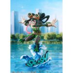TSUYU ASUI HERO SUIT 2D MY HERO ACADEMIA 1/8. BellFine presenta esta estatua a escala 1/8 de Tsuyu Asui con su traje de superheroína, basada en su apariencia en el anime "My Hero Academia". Esta versión cuenta con un estilo gráfico peculiar que pretende reproducir la bidimensionalidad de su aspecto en pantalla. La figura mide aproximadamente 20 cm y está fabricada en ABS y PVC. Su base circular, esta decorada con olas y la palabra Splash! sobre ellas.