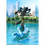 TSUYU ASUI HERO SUIT 2D MY HERO ACADEMIA 1/8. BellFine presenta esta estatua a escala 1/8 de Tsuyu Asui con su traje de superheroína, basada en su apariencia en el anime "My Hero Academia". Esta versión cuenta con un estilo gráfico peculiar que pretende reproducir la bidimensionalidad de su aspecto en pantalla. La figura mide aproximadamente 20 cm y está fabricada en ABS y PVC. Su base circular, esta decorada con olas y la palabra Splash! sobre ellas.