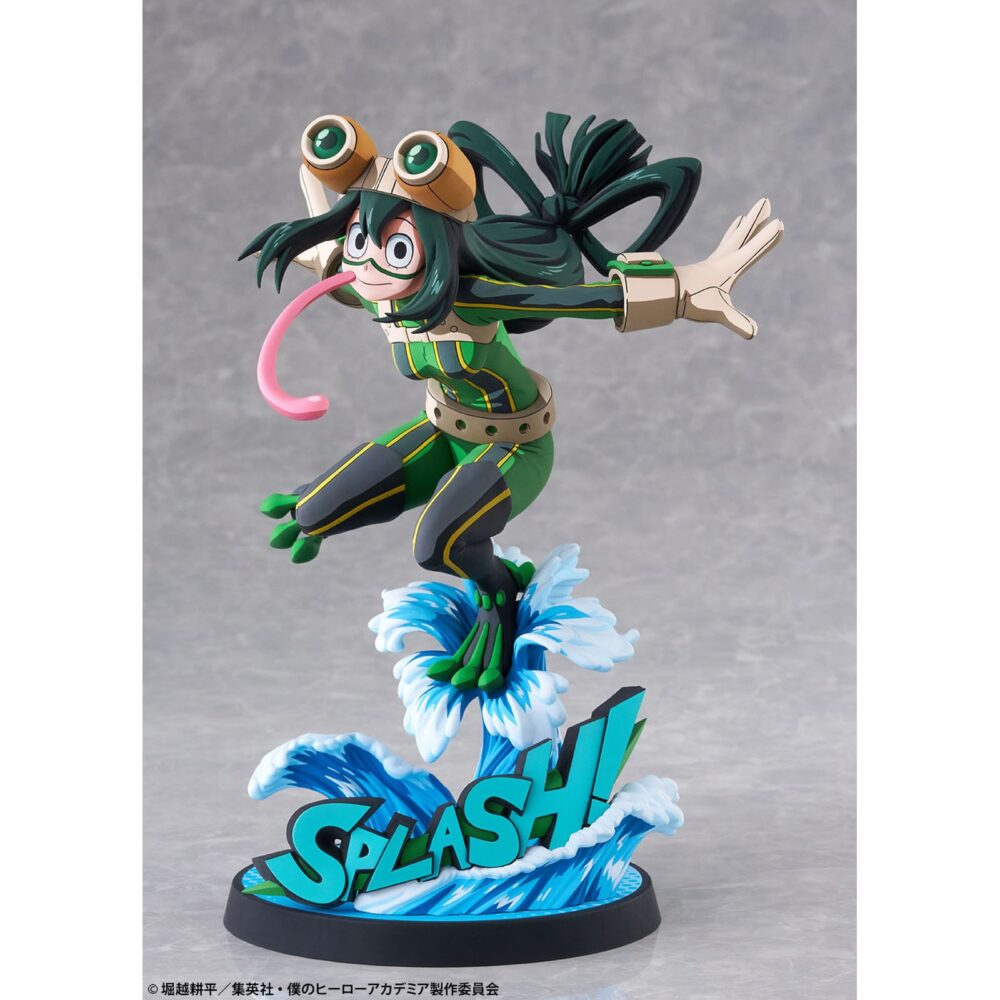 Tsuyu asui hero suit 2d my hero academia 1/8. Bellfine presenta esta estatua a escala 1/8 de tsuyu asui con su traje de superheroína, basada en su apariencia en el anime "my hero academia". Esta versión cuenta con un estilo gráfico peculiar que pretende reproducir la bidimensionalidad de su aspecto en pantalla. La figura mide aproximadamente 20 cm y está fabricada en abs y pvc. Su base circular, esta decorada con olas y la palabra splash! Sobre ellas.