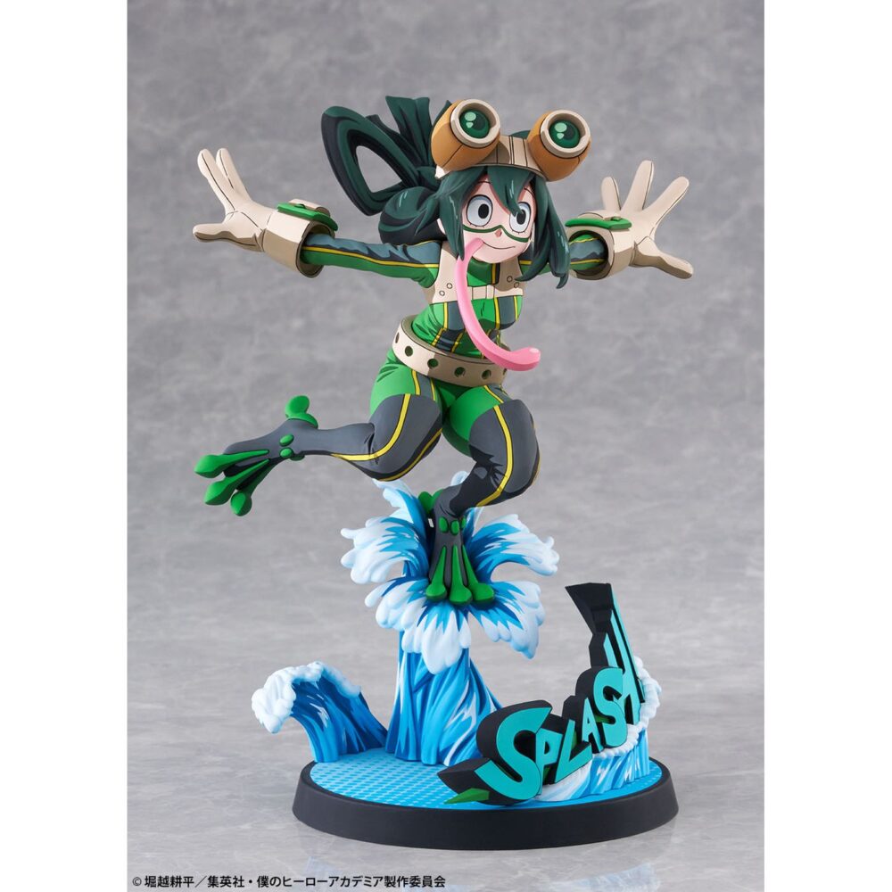 Tsuyu asui hero suit 2d my hero academia 1/8. Bellfine presenta esta estatua a escala 1/8 de tsuyu asui con su traje de superheroína, basada en su apariencia en el anime "my hero academia". Esta versión cuenta con un estilo gráfico peculiar que pretende reproducir la bidimensionalidad de su aspecto en pantalla. La figura mide aproximadamente 20 cm y está fabricada en abs y pvc. Su base circular, esta decorada con olas y la palabra splash! Sobre ellas.