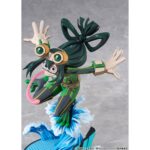 TSUYU ASUI HERO SUIT 2D MY HERO ACADEMIA 1/8. BellFine presenta esta estatua a escala 1/8 de Tsuyu Asui con su traje de superheroína, basada en su apariencia en el anime "My Hero Academia". Esta versión cuenta con un estilo gráfico peculiar que pretende reproducir la bidimensionalidad de su aspecto en pantalla. La figura mide aproximadamente 20 cm y está fabricada en ABS y PVC. Su base circular, esta decorada con olas y la palabra Splash! sobre ellas.
