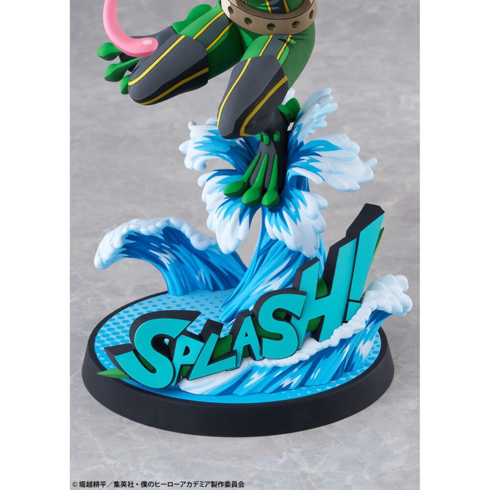 Tsuyu asui hero suit 2d my hero academia 1/8. Bellfine presenta esta estatua a escala 1/8 de tsuyu asui con su traje de superheroína, basada en su apariencia en el anime "my hero academia". Esta versión cuenta con un estilo gráfico peculiar que pretende reproducir la bidimensionalidad de su aspecto en pantalla. La figura mide aproximadamente 20 cm y está fabricada en abs y pvc. Su base circular, esta decorada con olas y la palabra splash! Sobre ellas.
