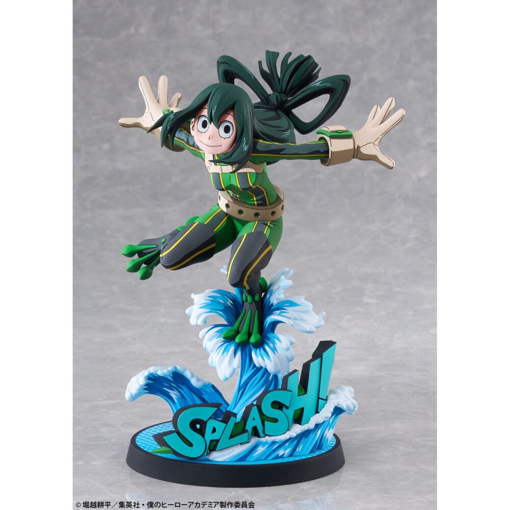 Tsuyu asui hero suit 2d my hero academia 1/8. Bellfine presenta esta estatua a escala 1/8 de tsuyu asui con su traje de superheroína, basada en su apariencia en el anime "my hero academia". Esta versión cuenta con un estilo gráfico peculiar que pretende reproducir la bidimensionalidad de su aspecto en pantalla. La figura mide aproximadamente 20 cm y está fabricada en abs y pvc. Su base circular, esta decorada con olas y la palabra splash! Sobre ellas.