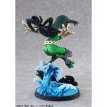 TSUYU ASUI HERO SUIT 2D MY HERO ACADEMIA 1/8. BellFine presenta esta estatua a escala 1/8 de Tsuyu Asui con su traje de superheroína, basada en su apariencia en el anime "My Hero Academia". Esta versión cuenta con un estilo gráfico peculiar que pretende reproducir la bidimensionalidad de su aspecto en pantalla. La figura mide aproximadamente 20 cm y está fabricada en ABS y PVC. Su base circular, esta decorada con olas y la palabra Splash! sobre ellas.