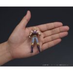 THOUZER FIST OF THE NORTH STARS DIGACTION. DIG incorpora a su línea Digaction la figura articulada de Thouzer (o Souther), el autoproclamado Emperador Sagrado del anime "Fist of the North Star" ("El puño de la estrella del norte" en España). Mide aproximadamente 8 cm y está fabricada en PVC, ABS y POM. A pesar de su tamaño compacto, ofrece gran movilidad y estilo fiel al personaje. Incluye 2x cabezas intercambiables, 5x manos adicionales, 1x lanza, 1x efecto de sangre para recrear diferentes escenas y un soporte para exposición.