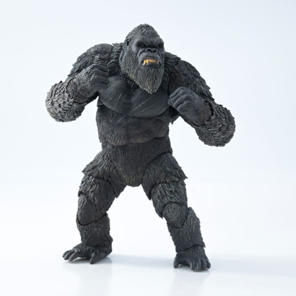 Kong exquisite basic godzilla x kong the new empire. Kong mide 16 cm de alto, está hecho con atención al detalle, basado en datos cg originales, reproduce fielmente cada aspecto de la apariencia de kong en la película godzilla x kong: el nuevo imperio, mostrando la imparable y majestuosa postura de kong. La figura está meticulosamente detallada, con aplicaciones de pintura en varias capas que resaltan su pelaje blanco plateado, sus intimidantes ojos, su robusta musculatura y su pecho con cicatrices de batalla, reflejo de décadas de combate. La minuciosidad de los detalles confiere a la figura un gran realismo. Con amplias articulaciones mejoradas, que proporcionan una gran amplitud de movimiento para recrear varias poses, como la postura cuadrúpeda o entrecruzada. Los accesorios incluyen un hacha de batalla translúcida y 3 pares de manos intercambiables, que permiten recrear escenas icónicas. Sobre la escultura de la cabeza, además de la cara normal, la cara de batalla rugiente y la cara gruñona, te permiten representar un kong más dinámico y feroz, ¡captando la esencia del poderoso rey!