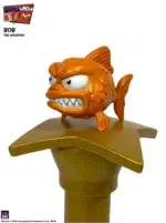 EARTWORM JIM FIGURA WAVE 1: BOB THE KILLER GOLDFISH & 4 15 CM.  ¡Vayan y destruyan! ¡Destruid! ¡DESTRUYE! El megalómano gobernante de La Planeta De Agua, Bob el Pez Asesino, ¡ha llegado! A Bob le acompaña en su búsqueda de la dominación universal su esbirro favorito de los 7 gatos, ¡el enorme #4!