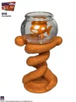 EARTWORM JIM FIGURA WAVE 1: BOB THE KILLER GOLDFISH & 4 15 CM.  ¡Vayan y destruyan! ¡Destruid! ¡DESTRUYE! El megalómano gobernante de La Planeta De Agua, Bob el Pez Asesino, ¡ha llegado! A Bob le acompaña en su búsqueda de la dominación universal su esbirro favorito de los 7 gatos, ¡el enorme #4!