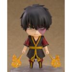 ZUKO AVATAR: LA LEYENDA DE AANG NENDOROID. Good Smile Company introduce en su colección Nendoroid la figura articulada del maestro Zuko basado en la serie de animación "Avatar: The Last Airbender". La figura incluye 3x placas faciales intercambiables (sonriente, desafiante y serio), 2x efectos de fuego, 2x espadas, otras partes opcionales para diversas poses y 1x base transparente para su exhibición. Mide aproximadamente 10 cm de altura y está fabricada en PVC y ABS.