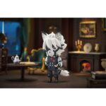 VON LYCAON ZENLESS ZONE ZERO NENDOROID.Good Smile Arts Shanghai presenta la figura de la línea Nendoroid de Von Lycaon, líder de Victoria Housekeeping Co. del videojuego para móviles "Zenless Zone Zero". Esta figura articulada mide aproximadamente 10 cm de altura e incluye un soporte transparente para exposición, 3x placas faciales intercambiables (estándar, sonriente y sorprendido), 1x juego de té, 1x autorretrato, 1x Eous y otros elementos para recrear diversas escenas.