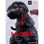 SHIN GODZILLA 2016 NENDOROID. Good Smile Company incorpora a su colección Nendoroid la figura de Godzilla basada en su imponente aparición en la película "Shin Godzilla" de 2016. Esta figura de aproximadamente 10 cm incluye diversas piezas intercambiables para recrear poses icónicas: 2x placas faciales con mandíbula cerrada y abierta, 2x reguladores dorsales intercambiables, 1x efecto de regulación térmica y 1x efecto de llama explosiva. Se presenta pintada detalladamente, totalmente articulada y con base expositora transparente incluida.