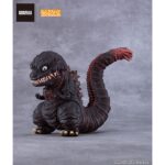 SHIN GODZILLA 2016 NENDOROID. Good Smile Company incorpora a su colección Nendoroid la figura de Godzilla basada en su imponente aparición en la película "Shin Godzilla" de 2016. Esta figura de aproximadamente 10 cm incluye diversas piezas intercambiables para recrear poses icónicas: 2x placas faciales con mandíbula cerrada y abierta, 2x reguladores dorsales intercambiables, 1x efecto de regulación térmica y 1x efecto de llama explosiva. Se presenta pintada detalladamente, totalmente articulada y con base expositora transparente incluida.