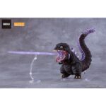SHIN GODZILLA 2016 NENDOROID. Good Smile Company incorpora a su colección Nendoroid la figura de Godzilla basada en su imponente aparición en la película "Shin Godzilla" de 2016. Esta figura de aproximadamente 10 cm incluye diversas piezas intercambiables para recrear poses icónicas: 2x placas faciales con mandíbula cerrada y abierta, 2x reguladores dorsales intercambiables, 1x efecto de regulación térmica y 1x efecto de llama explosiva. Se presenta pintada detalladamente, totalmente articulada y con base expositora transparente incluida.