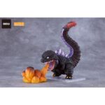 SHIN GODZILLA 2016 NENDOROID. Good Smile Company incorpora a su colección Nendoroid la figura de Godzilla basada en su imponente aparición en la película "Shin Godzilla" de 2016. Esta figura de aproximadamente 10 cm incluye diversas piezas intercambiables para recrear poses icónicas: 2x placas faciales con mandíbula cerrada y abierta, 2x reguladores dorsales intercambiables, 1x efecto de regulación térmica y 1x efecto de llama explosiva. Se presenta pintada detalladamente, totalmente articulada y con base expositora transparente incluida.