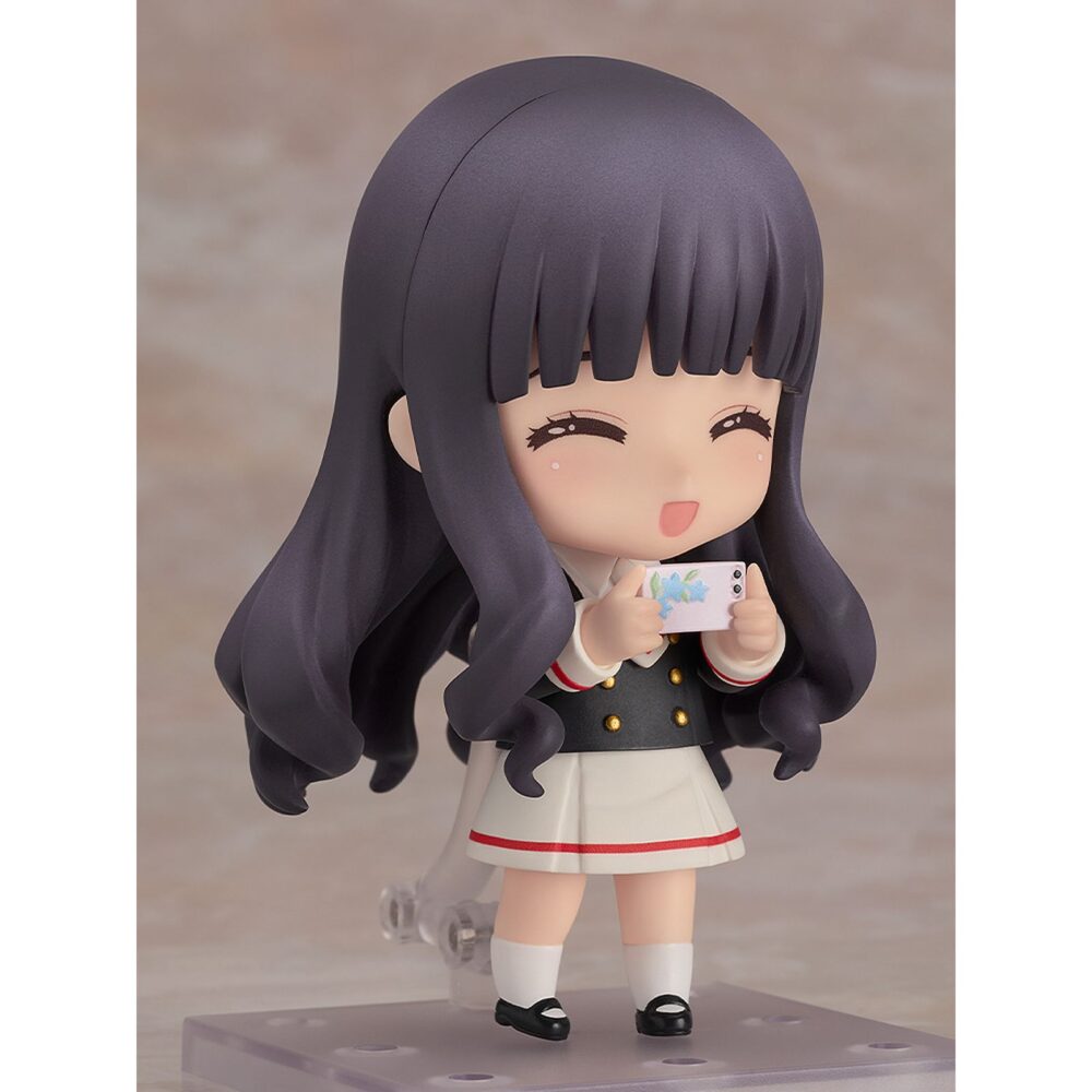 Tomoyo daidouji tomoeda junior high uniform cardcaptor sakura: clear card nendoroid. Good smile company lanza la figura de la colección nendoroid de tomoyo daidouji con su uniforme escolar, basada en el anime "cardcaptor sakura: clear card". Esta figura articulada de aproximadamente 10 cm de altura incluye 3x placas faciales (sonriente, alegre e ilusionada), 1x cámara de vídeo, 1x bolso, 1x smartphone y otras piezas opcionales para recrear diversas poses. Incluye base transparente para su exhibición.
