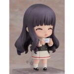 TOMOYO DAIDOUJI TOMOEDA JUNIOR HIGH UNIFORM CARDCAPTOR SAKURA: CLEAR CARD NENDOROID. Good Smile Company lanza la figura de la colección Nendoroid de Tomoyo Daidouji con su uniforme escolar, basada en el anime "Cardcaptor Sakura: Clear Card". Esta figura articulada de aproximadamente 10 cm de altura incluye 3x placas faciales (sonriente, alegre e ilusionada), 1x cámara de vídeo, 1x bolso, 1x smartphone y otras piezas opcionales para recrear diversas poses. Incluye base transparente para su exhibición.