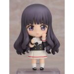 TOMOYO DAIDOUJI TOMOEDA JUNIOR HIGH UNIFORM CARDCAPTOR SAKURA: CLEAR CARD NENDOROID. Good Smile Company lanza la figura de la colección Nendoroid de Tomoyo Daidouji con su uniforme escolar, basada en el anime "Cardcaptor Sakura: Clear Card". Esta figura articulada de aproximadamente 10 cm de altura incluye 3x placas faciales (sonriente, alegre e ilusionada), 1x cámara de vídeo, 1x bolso, 1x smartphone y otras piezas opcionales para recrear diversas poses. Incluye base transparente para su exhibición.