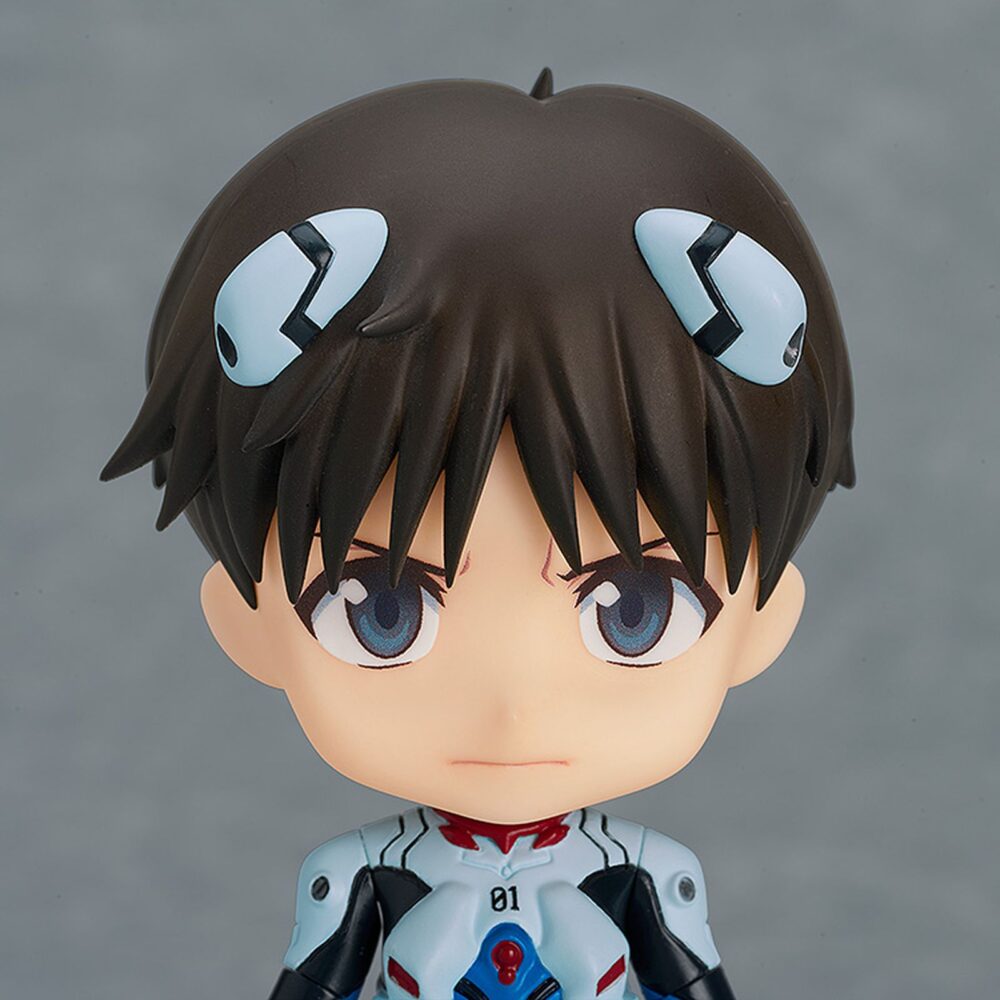 Shinji ikari plugsuit version evangelion 2. 0 you can not advance nendoroid. Good smile company incopora a su colección nendoroid la figura de shinji ikari, protagonista de la película "evangelion: 2. 0 you can (not) advance", con su icónico plugsuit. Incluye 3x expresiones faciales (alegre, seria y sonriente), junto a 1x caja bento y otros accesorios para recrear distintas escenas. Mide 10 cm e incluye base expositora trasparente.