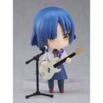 RYO YAMADA BOCCHI THE ROCK NENDOROID. Good Smile Company vuelve a añadir a su colección Nendoroid esta figura de Ryo Yamada, bajista de la banda Kessoku en el anime "Bocchi the Rock!". Incluye 3x expresiones faciales intercambiables (neutra, con desdén y comiendo hierba), así como varios accesorios: 1x bajo eléctrico, 1x rama de hierba y otras piezas opcionales para diferentes poses. Mide 10 cm de alto e incluye soporte transparente para exposición.