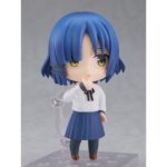RYO YAMADA BOCCHI THE ROCK NENDOROID. Good Smile Company vuelve a añadir a su colección Nendoroid esta figura de Ryo Yamada, bajista de la banda Kessoku en el anime "Bocchi the Rock!". Incluye 3x expresiones faciales intercambiables (neutra, con desdén y comiendo hierba), así como varios accesorios: 1x bajo eléctrico, 1x rama de hierba y otras piezas opcionales para diferentes poses. Mide 10 cm de alto e incluye soporte transparente para exposición.
