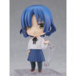 RYO YAMADA BOCCHI THE ROCK NENDOROID. Good Smile Company vuelve a añadir a su colección Nendoroid esta figura de Ryo Yamada, bajista de la banda Kessoku en el anime "Bocchi the Rock!". Incluye 3x expresiones faciales intercambiables (neutra, con desdén y comiendo hierba), así como varios accesorios: 1x bajo eléctrico, 1x rama de hierba y otras piezas opcionales para diferentes poses. Mide 10 cm de alto e incluye soporte transparente para exposición.
