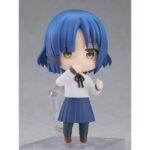 RYO YAMADA BOCCHI THE ROCK NENDOROID. Good Smile Company vuelve a añadir a su colección Nendoroid esta figura de Ryo Yamada, bajista de la banda Kessoku en el anime "Bocchi the Rock!". Incluye 3x expresiones faciales intercambiables (neutra, con desdén y comiendo hierba), así como varios accesorios: 1x bajo eléctrico, 1x rama de hierba y otras piezas opcionales para diferentes poses. Mide 10 cm de alto e incluye soporte transparente para exposición.