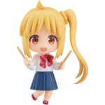 NIJIKA IJICHI BOCCHI THE ROCK NENDOROID. Good Smile Company reintroduce en su línea Nendoroid esta figura de Nijika Ijichi, baterista y líder de la banda Kessoku en el anime "Bocchi the Rock!". La figura articulada incluye 3x placas faciales (sonriente, confiada y exasperada) y varios accesorios: 1x batería completa, 1x silla, 1x parte inferior del cuerpo sentada y otros complementos para poses variadas. Mide aproximadamente 10 cm e incluye base expositora transparente.