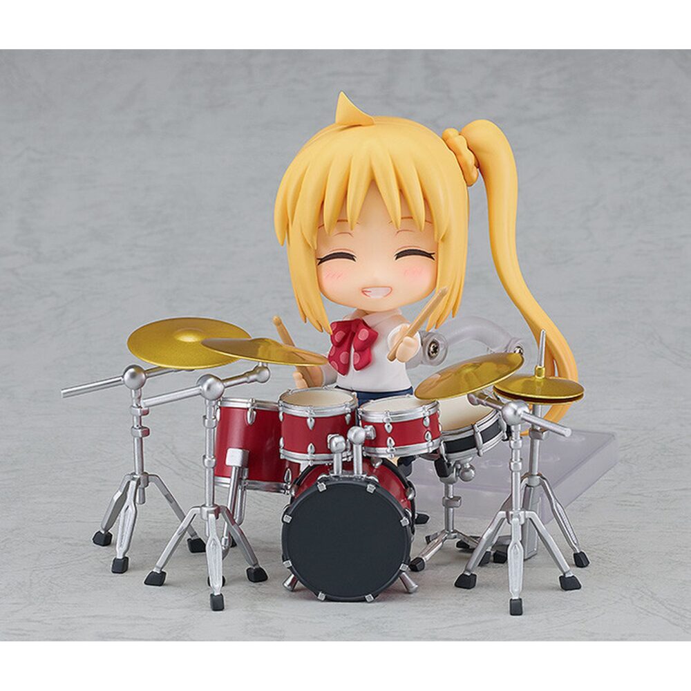 Nijika ijichi bocchi the rock nendoroid. Good smile company reintroduce en su línea nendoroid esta figura de nijika ijichi, baterista y líder de la banda kessoku en el anime "bocchi the rock! ". La figura articulada incluye 3x placas faciales (sonriente, confiada y exasperada) y varios accesorios: 1x batería completa, 1x silla, 1x parte inferior del cuerpo sentada y otros complementos para poses variadas. Mide aproximadamente 10 cm e incluye base expositora transparente.