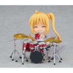 NIJIKA IJICHI BOCCHI THE ROCK NENDOROID. Good Smile Company reintroduce en su línea Nendoroid esta figura de Nijika Ijichi, baterista y líder de la banda Kessoku en el anime "Bocchi the Rock!". La figura articulada incluye 3x placas faciales (sonriente, confiada y exasperada) y varios accesorios: 1x batería completa, 1x silla, 1x parte inferior del cuerpo sentada y otros complementos para poses variadas. Mide aproximadamente 10 cm e incluye base expositora transparente.